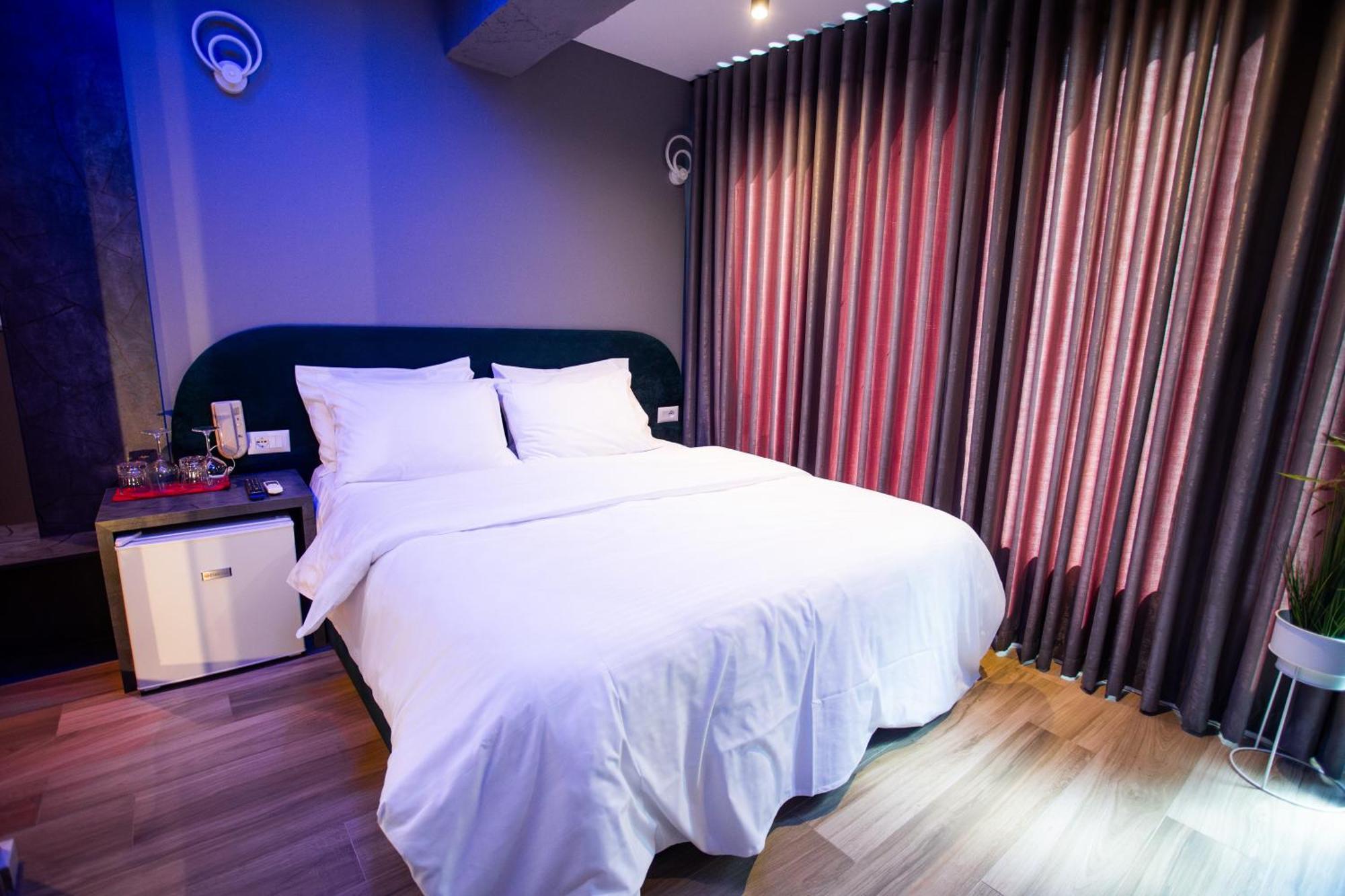 The Bubbles - Jacuzzi Hotel Tirana Exterior foto